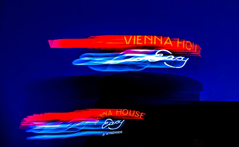 12 .Vienna House 60 x 40
