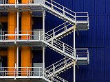 Treppe-weiss-orange-blau.jpg
